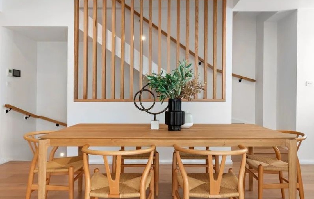 Bar Beach — Dining table beneath the timber batten screen