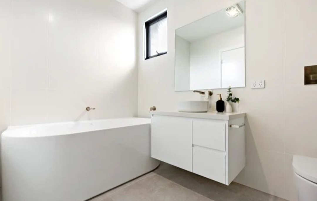 Bar Beach — Bathroom with freestanding bath