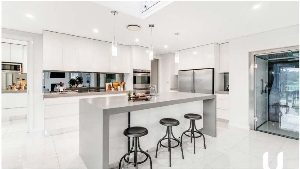 Colebee — Kitchen with island and breakfast bar