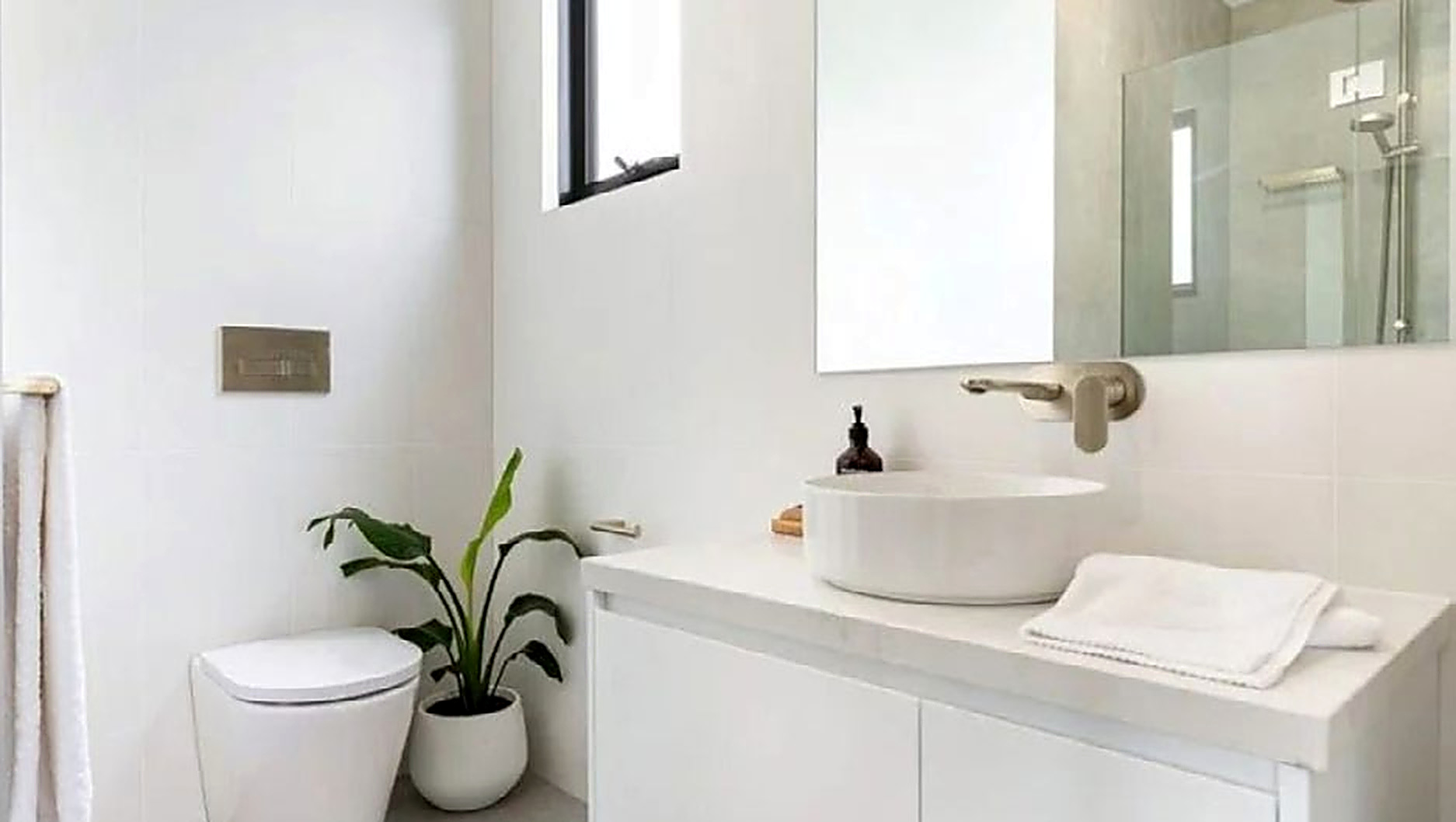 Bar Beach — Ensuite detail